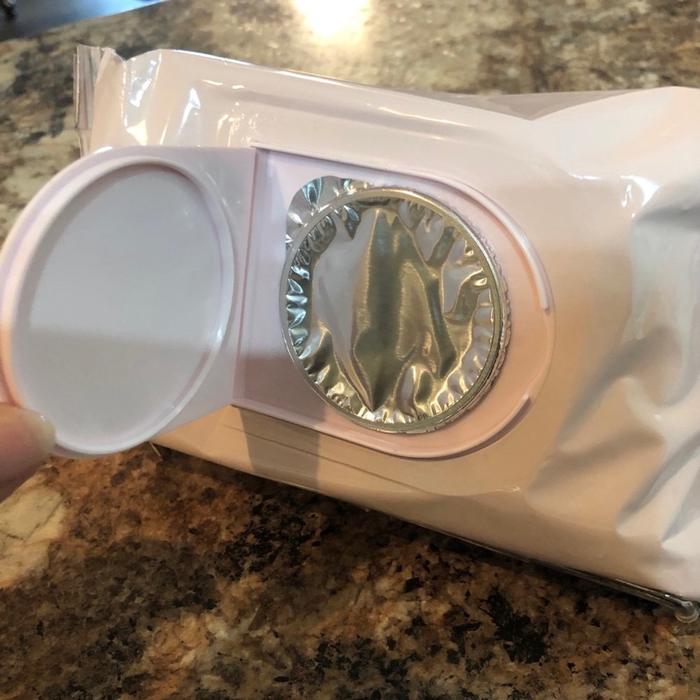 M•A•C Wipes. - Picture 3 of 4